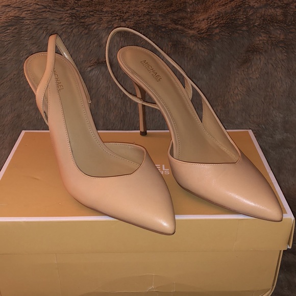 Michael Kors Eliza Leather Pumps - Picture 2 of 8